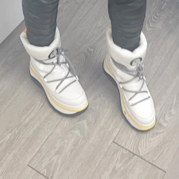 Black, white and yellow Michael Kor Snow boots - Picture 5 of 5